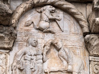 Verona İtalya 'daki San Zeno Bazilika Kilisesi, dış heykellerin ve kabartmaların ayrıntıları