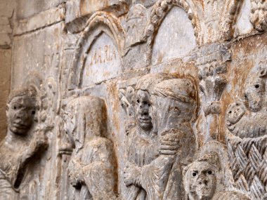 Verona İtalya 'daki San Zeno Bazilika Kilisesi, dış heykellerin ve kabartmaların ayrıntıları