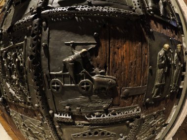 Verona İtalya 'daki San Zeno Bazilika Kilisesi. Dış Demir kapı heykelleri ve levrek kabartmaları.