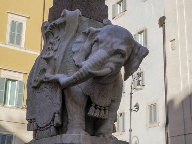 İtalya 'da İtalyan sanatçı Gian Lorenzo Bernini tarafından tasarlanan Minerva fil dikilitaşının orijinali MÖ 580 yılında Firavun tarafından dikilmiştir.