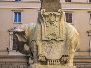 İtalya 'da İtalyan sanatçı Gian Lorenzo Bernini tarafından tasarlanan Minerva fil dikilitaşının orijinali MÖ 580 yılında Firavun tarafından dikilmiştir.