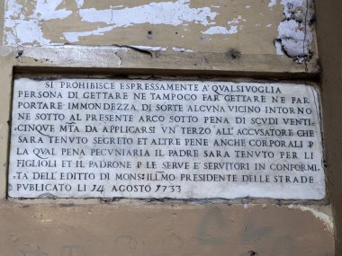 Bir 1733 Çöp işaret Cappellari sokak Roma İngilizce tranlation: açıkça yasaktır herhangi bir kişi için atmak, atmak veya herhangi bir çöp taşımak veya mevcut kemer yolu yakınında veya altında herhangi bir tür