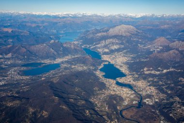 Como ve Maggiore Gölü uçaktan hava görüntüsü