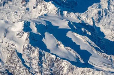 İtalyan Alpleri uçak kabin penceresinden hava görüntüsü