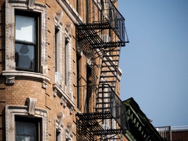 Güneşli bir günde New York, Küçük İtalya bölge binaları detayı