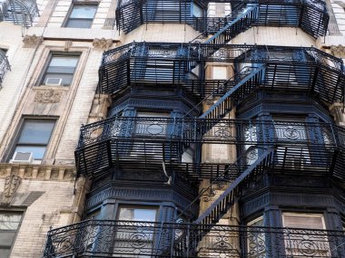 Güneşli bir günde New York, Küçük İtalya bölge binaları detayı