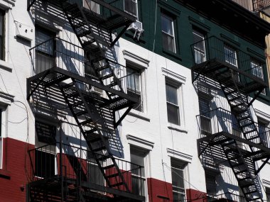 Güneşli bir günde New York, Küçük İtalya bölge binaları detayı