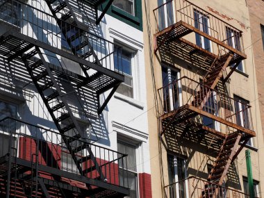 Güneşli bir günde New York, Küçük İtalya bölge binaları detayı