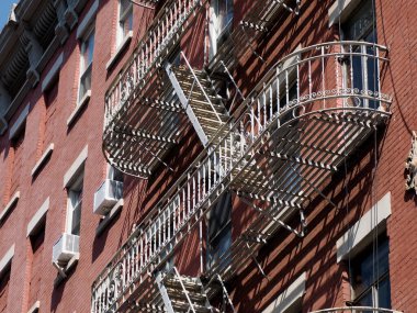 Güneşli bir günde New York, Küçük İtalya bölge binaları detayı