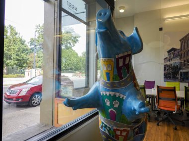 CINCINNATI, ABD - SEPTEMBER 5, 2024 - Big Pig Gig halk sanatları sergilerinden kalan domuz heykelleri 2000 yazında sergilenmekte olan yüzlerce domuz heykeli.