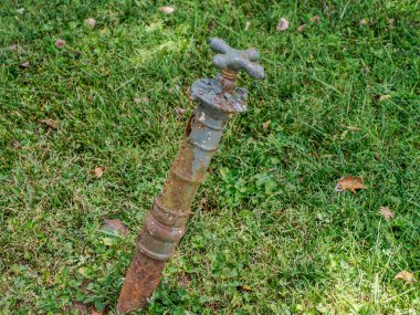 Cincinnati Finneytown Tarih Mezarlığı 'ndaki eski paslı musluk..