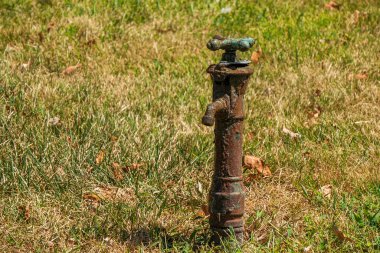 Cincinnati Finneytown Tarih Mezarlığı 'ndaki eski paslı musluk..