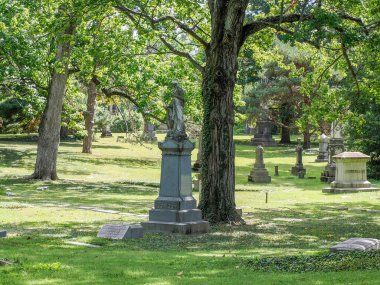 CINCINNATI, ABD - SEPTEMBER 32024 - Ohio Cincinnati Finneytown tarihi mezarlığı güneşli gün tarihi mezarları