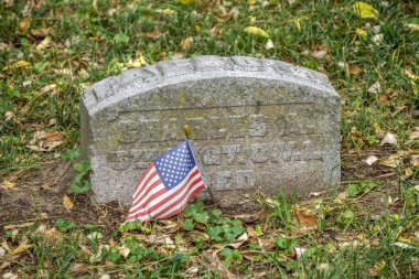 CINCINNATI, ABD - SEPTEMBER 32024 - Ohio Cincinnati Finneytown tarihi mezarlığı güneşli gün tarihi mezarları