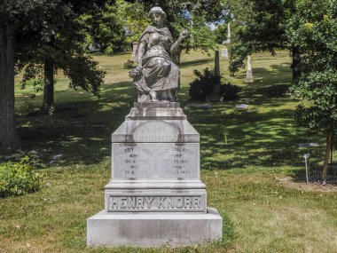 CINCINNATI, ABD - SEPTEMBER 32024 - Ohio Cincinnati Finneytown tarihi mezarlığı güneşli gün tarihi mezarları