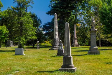 CINCINNATI, ABD - SEPTEMBER 32024 - Ohio Cincinnati Finneytown tarihi mezarlığı güneşli gün tarihi mezarları