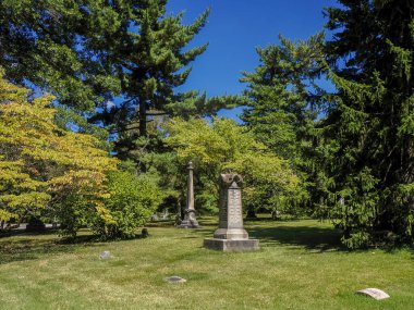 CINCINNATI, ABD - SEPTEMBER 32024 - Ohio Cincinnati Finneytown tarihi mezarlığı güneşli gün tarihi mezarları