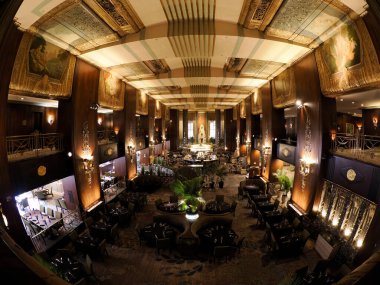 CINCINNATI, ABD - SEPTEMBER 4 2024 - Art Deco tarihi Carew Tower binası 1930 yılında inşa edilmiş lüks bir konaktır