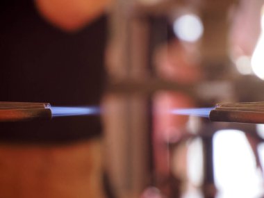 Neon tüp detayı üzerinde çalışmak için alevler yakın işareti