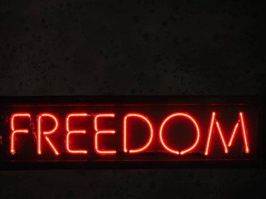 Bir özgürlük neon tüpü detayı. Yaklaş.