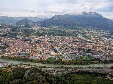 Sardagna teleferiğinden Trento Kasabası Hava Görüntüsü