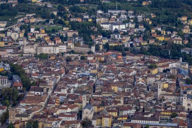 Sardagna teleferiğinden Trento Kasabası Hava Görüntüsü