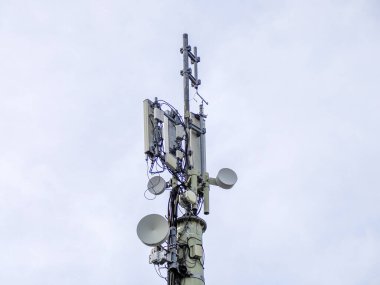 iletişim anteni beyaz arkaplanda izole edildi