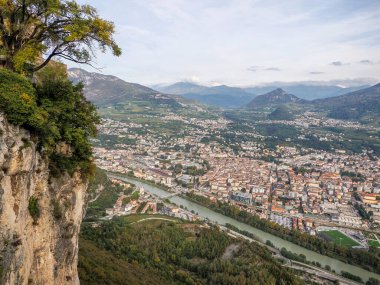 Sardagna teleferiğinden Trento Kasabası Hava Görüntüsü