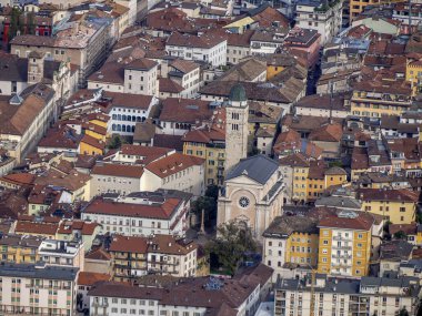 Sardagna teleferiğinden Trento Kasabası Hava Görüntüsü