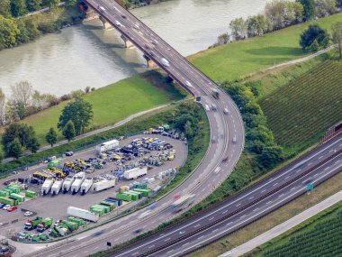 Trento kasabası yakınlarındaki Brennero otoyolu hava manzaralı panorama
