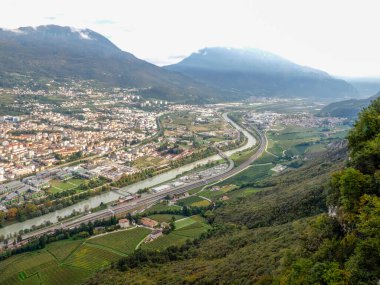 Trento kasabası yakınlarındaki Brennero otoyolu hava manzaralı panorama
