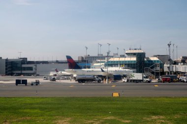 NEW YORK, ABD - 29 AĞUSTOS 2024 - La Guardia Havalimanı havalanmadan önce kabin manzarası