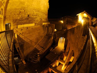 ROMA, İtalya - 28 Kasım 2024 - Castel Sant 'Angelo Castle iç mekan