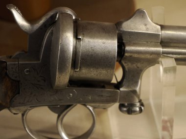 Tabancayla tetiklenen bir tabanca.