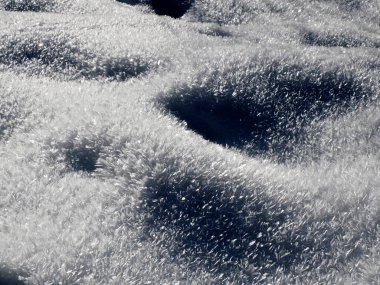 Kar kristalleri kar tanelerinin ayrıntıları kış mevsiminde makroyu kapatır