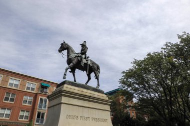 William Henry Cincinnati Heykeli İlk Ohio Başkanı