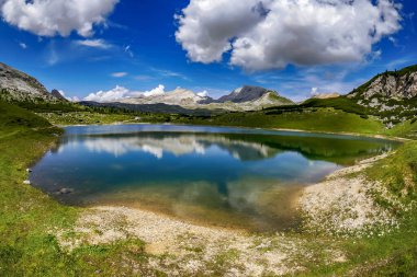 Yaz mevsiminde limuzin gölü dolomitleri panoraması
