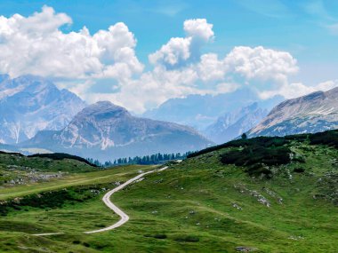 Lavinores dağları dolomitler manzaralı