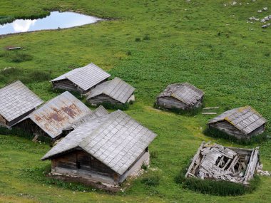 Dolomite manzaralı çökmüş ahşap kulübenin kalıntıları.