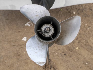 Küçük bir tekne motoru pervanesi detayı