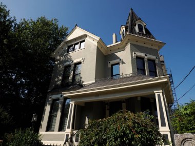 COVINGTON, ABD - SEPTEMBER 9 2024 - Covington Riverside tarihi ev binasını yalıyor