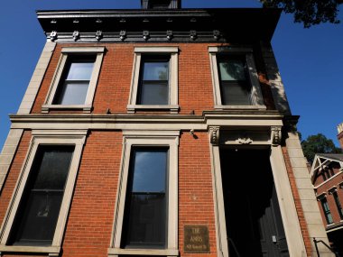 COVINGTON, ABD - SEPTEMBER 9 2024 - Covington Riverside tarihi ev binasını yalıyor