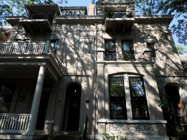 COVINGTON, ABD - SEPTEMBER 9 2024 - Covington Riverside tarihi ev binasını yalıyor