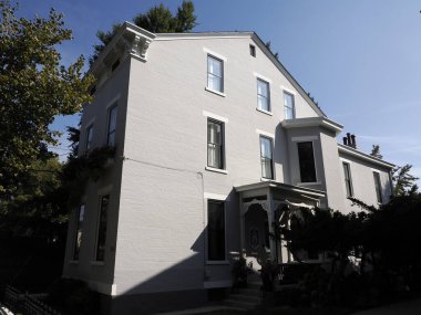 COVINGTON, ABD - SEPTEMBER 9 2024 - Covington Riverside tarihi ev binasını yalıyor