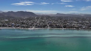 La Paz şehrindeki Malecon 'un önündeki kumlu sahil, Bcs, Baja california sur Mexico, havadan insansız hava aracı.