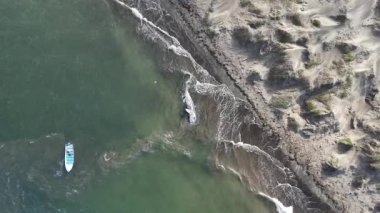 Baja California Sur sahilinde ölü bir balina. Bahia Magdalena 'nın kumsal insansız hava aracı görüntüleri.
