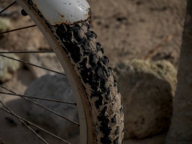 Kum arka planında bisiklet lastiği detayı