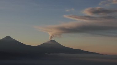 Popocatepetl volkanı ve Mexico City hava manzarası püskürürken