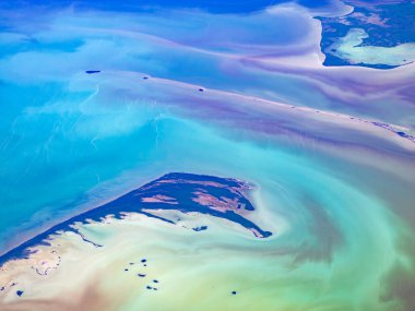 Cancun Mexico 'nun Karayip denizindeki lagünün havadan görünüşü