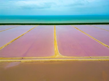 Las Colorada 's Pembe Salines Drone hava görüntüsü Panorama manzarası Yucatan Meksika